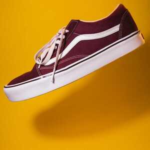 Foto Sepatu Slip-On Canvas Kasual Praktis